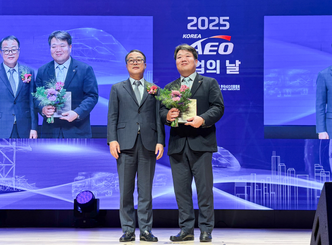 (왼쪽부터) 기우성 사단법인 한국AEO진흥협회장과 문영성 대한항공 정비자재부 담당 상무가 기념촬영을 하는 모습. /사진=대한항공  