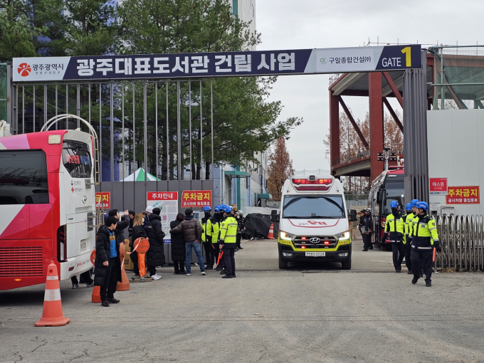 광주대표도서관 붕괴사고로 매몰됐던 근로자 4명이 모두 사망한 것으로 확인됐다. 사진은 13일 오후 광주대표도서관 붕괴 사고 현장에서 마지막 매몰자가 구조돼 병원으로 이송되고 있는 모습. /사진=뉴스1 최성국 기자