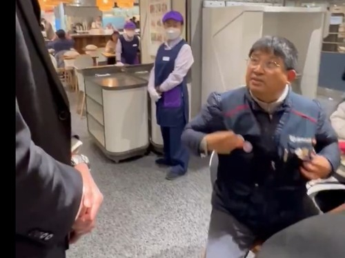 롯데백화점 보안요원에 항의하는 이김춘택 금속노조 거제·통영·고성 조선하청지회 사무장. /사진= X 캡처