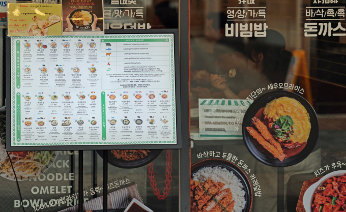 연말을 앞두고 먹거리 가격이 잇따라 오르고 있다. 사진은 서울 중구 명동거리의 한 음식점. /사진=뉴스1
