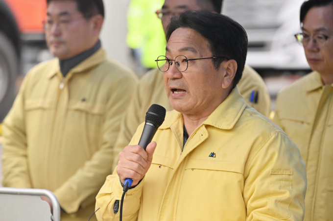 강기정 광주시장이 13일 오후 광주 서구 치평동 광주대표도서관 공사현장에서 붕괴사고와 관련한 입장을 밝히고 있다./사진=뉴시스 