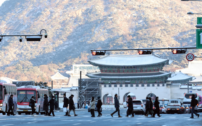 오는 14일 전국 곳곳에 눈 또는 비가 오겠다. 사진은 지난 5일 눈 내린 서울 광화문 앞을 지나는 시민들 /사진=뉴스1
