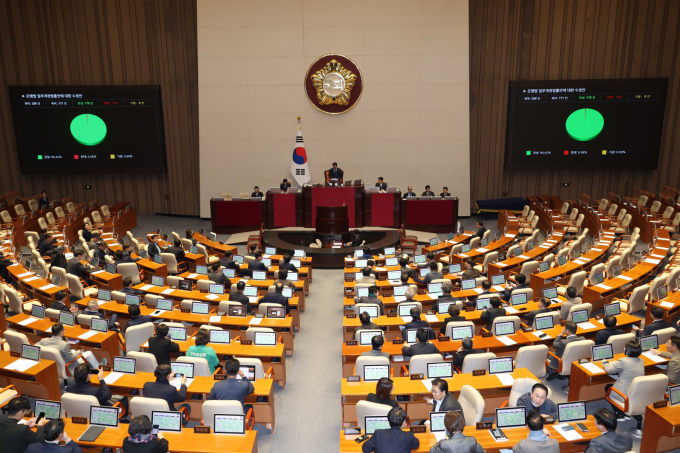13일 오후 서울 여의도 국회에서 열린 본회의에서 은행법 일부개정법률안에 대한 수정안이 재적298인, 재석 171인, 찬성170인, 반대1인으로 통과되고 있다./사진=뉴시스 조성봉 기자 