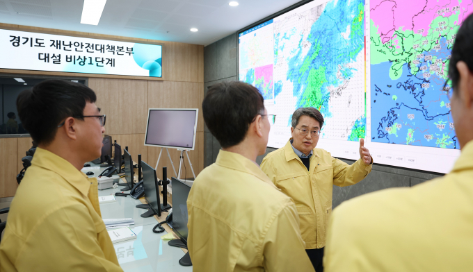 김동연 경기도지사(맞은편)는 13일 경기도 재난안전대책본부를 찾아 도내 제설 상황을 점검하고 차질 없는 대응을 당부하고 있다. /사진제공-=경기도 