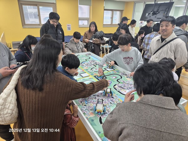 경기도교육청미래과학교육원이 13일 '미래를 플레이(PLAY)하라!'를 주제로 연 '2025 인공지능·로봇 놀이터 체험 대축제'에서 참가 학생들이 팀별로 문제 해결 및 기술 체험 과정들을 체험하고 있다. /사진제공=경기도교육청미래과학교육원
