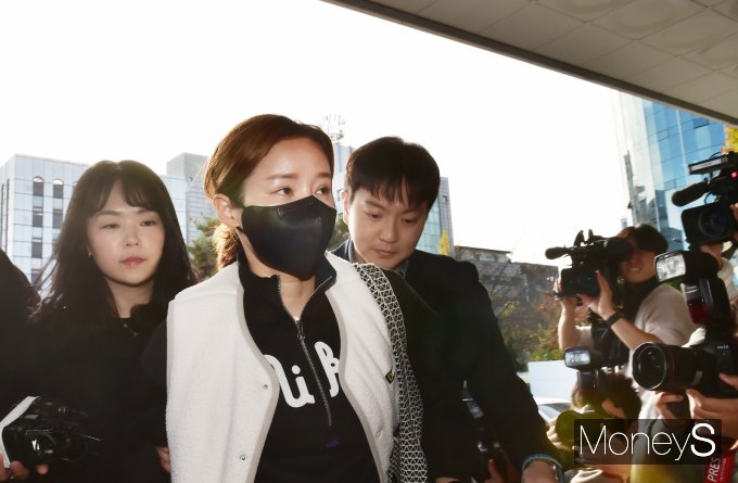 검찰이 남현희 전 펜싱 국가대표에 대해 사기 방조 혐의를 불기소 처분했다.  사진은 남현희 전 펜싱 국가대표가 2023년 경찰의 대질심문 소환 조사 차 송파경찰서에 출석하던 모습. /사진=임한별 기자