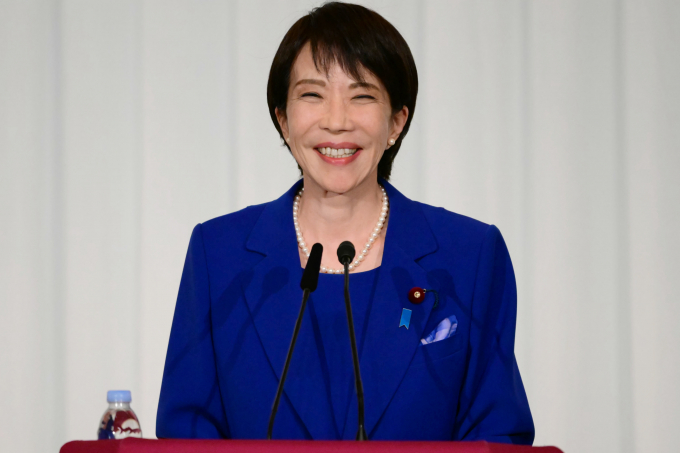 다카이치 사나에 일본 총리가 애용하는 핸드백이 품절될 정도로 총리 관련 제품에 일본 수요가 몰리고 있다. 사진은 지난 10월4일 도쿄 자유민주당 당사에서 다카이치 총리가 기자회견 하던 모습. /사진=뉴시스