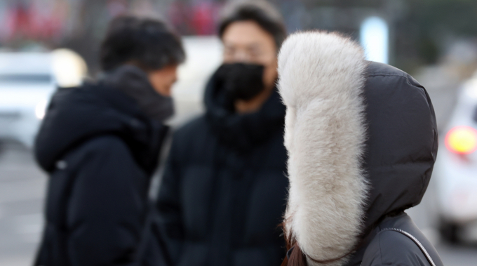 지난 12일 오전 서울 광화문 네거리에서 시민들이 잔뜩 움츠린 채 이동하고 있다. /사진=뉴스1