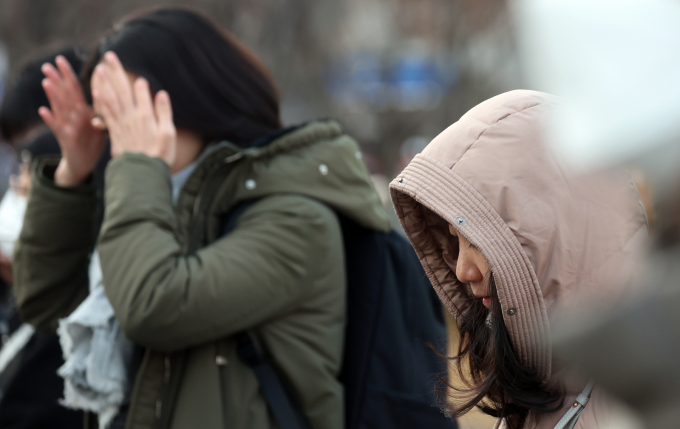 15일 아침은 강풍과 영하로 추운 날씨가 예상된다. 사진은 지난 12일 오전 서울 광화문 네거리에서 시민들이 잔뜩 움츠린 채 이동하고 있다. /사진=뉴스1
