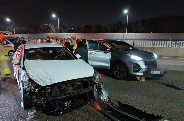 인천공항고속도로에서 4중 추돌 사고가 발생해 1명이 숨지고 1명이 위중한 상태다. 사진은 지난 14일 오전 4시48분쯤 인천시 중구 인천공항고속도로 인천공항 방향 2㎞ 지점 3차로에서 택시가 앞서가던 스포티지 차량을 들이받은 모습. /사진=뉴스1(인천소방본부 제공)