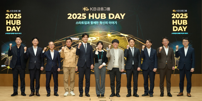 지난 12일 여의도 KB국민은행 신관에서 진행된 '2025 HUB Day'에서 양종희 KB금융그룹 회장(왼쪽에서 세번째), 이창권 디지털·IT부문장(왼쪽에서 두번째), 이재근 글로벌사업부문장(왼쪽에서 열번째), 윤법렬 KB인베스트먼트 대표(왼쪽에서 열한번째)와 'KB스타터스' 참여 스타트업 관계자들이 기념 촬영을 하고 있다./사진=KB금융