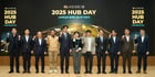 지난 12일 여의도 KB국민은행 신관에서 진행된 '2025 HUB Day'에서 양종희 KB금융그룹 회장(왼쪽에서 세번째), 이창권 디지털·IT부문장(왼쪽에서 두번째), 이재근 글로벌사업부문장(왼쪽에서 열번째), 윤법렬 KB인베스트먼트 대표(왼쪽에서 열한번째)와 'KB스타터스' 참여 스타트업 관계자들이 기념 촬영을 하고 있다./사진=KB금융