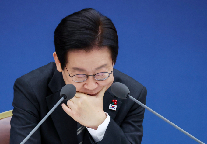 이재명 대통령의 국정수행 지지율이 지난주보다 0.6% 포인트 하락한 54.3%를 기록했다. 사진은 지난 12일 이 대통령이 세종 어진동 정부세종컨벤션센터에서 열린 과학기술정보통신부 등 업무보고에서 자료를 살펴보는 모습. /사진=뉴시스(대통령실통신사진기자단)