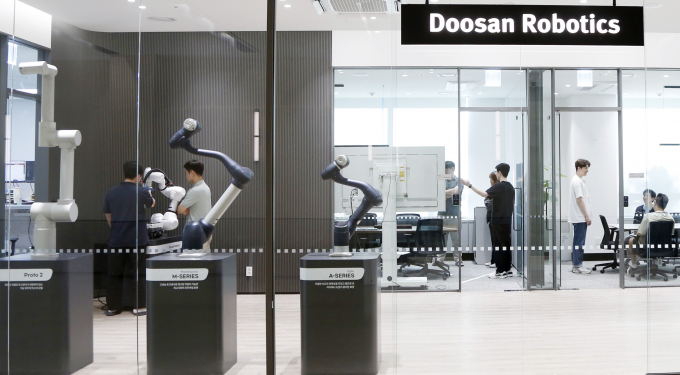 두산로보틱스가 R&D 투자를 확대하고 있다. 기존 하드웨어 중심 사업 구조에서 AI 기반 지능형 로봇 기업으로 체질을 개선하기 위해서다. 사진은 두산로보틱스 '이노베이션 센터'의 모습. /사진=두산로보틱스