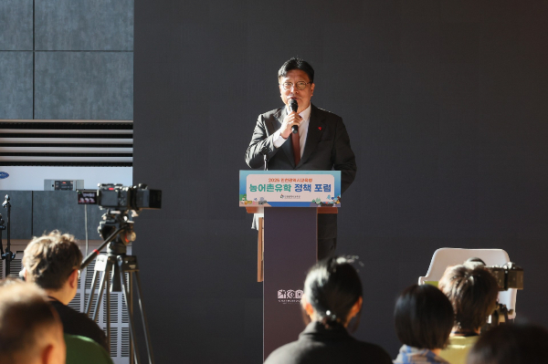 도성훈 교육감이 12일  ‘AI 주도 시대, 인간다움을 가르쳐주는 농어촌유학’을 주제로 발제를 진행하고 있다. /인천시교육청 