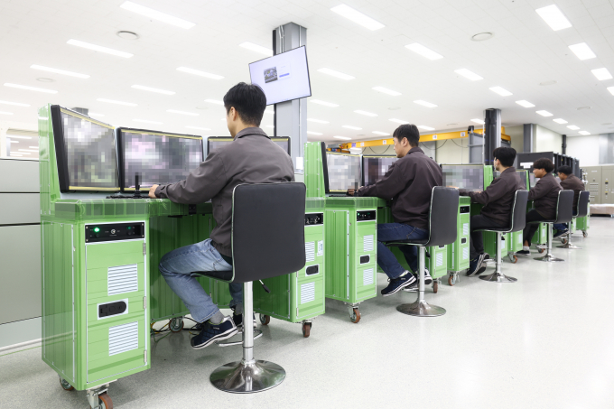 한화시스템 직원들이 울산급 Batch-III 전투체계(CMS)의 함정 탑재 전 사전 시험을 하고 있다. /사진=한화시스템