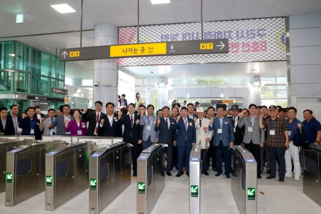 2024년 8월9일 8호선 구리역 개통식에 참석한 관계자들이 역사 내에서 기념촬영을 하고 있다. /사진제공=구리시