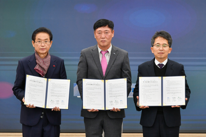 이철우 경북도지사(왼쪽부터)와 정정모 코리아디펜스인더스트리 대표, 유정근 영주시장 권한대행이 투자양해각서를 들어보이고 있다./사진제공=경북 영주시