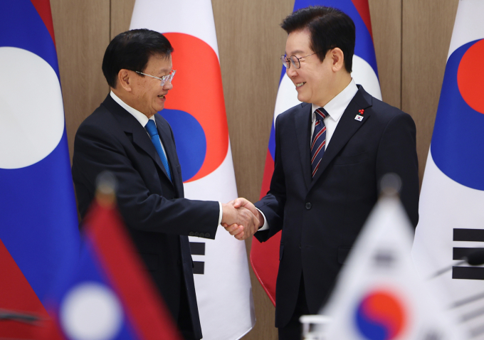 이재명 대통령이 통룬 시술릿 라오스 국가주석과 정상회담을 갖고 한·라오스 수교 30주년을 계기로 양국 관계를 포괄적 동반자 관계로 격상하기로 했다. 사진은 15일 이 대통령(오른쪽)과 통룬 주석이 서울 용산구 대통령실 청사에서 열린 한-라오스 정상회담에서 악수하는 모습. /사진=뉴시스(대통령실통신사진기자단)