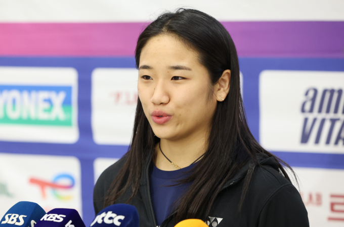 안세영이 세계배드민턴연맹 주관 대회 단일시즌 최다 우승 기록에 도전한다. 사진은 지난 10월28일 세계배드민턴연맹(BWF) 월드 투어 프랑스 오픈(슈퍼 750)에서 우승을 차지한 안세영이 귀국장에서 인터뷰 중인 모습. /사진=뉴시스 