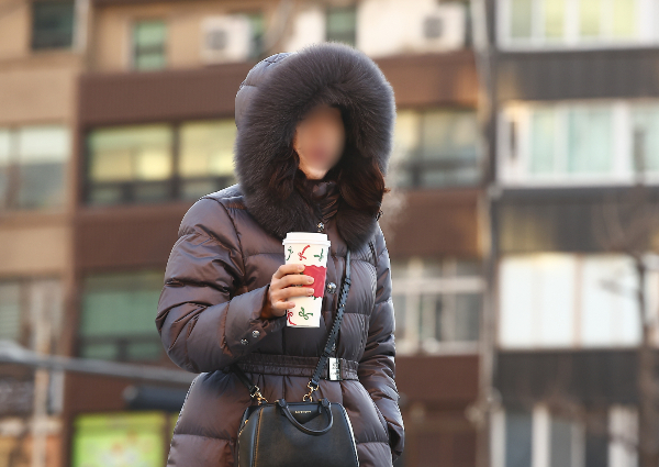 오는 16일 기온이 다소 올라 추위가 누그러지겠다. 사진은 지난 4일 오전 서울 중구 세종대로 인근에서 시민이 모자를 쓴 채 출근길에 나서는 모습. /사진=뉴시스