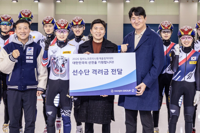 조원태 한진그룹 회장(앞줄 좌측에서 네 번째)이 15일 오전 진천 국가대표 선수촌에서 국가대표 선수단에 격려금 1억원을 전달하며 김택수 진천선수촌장, 최민정 쇼트트랙 선수, 유승민 대한체육회장(앞줄 좌측부터)과 기념사진을 촬영하고 있다. /사진=한진그룹