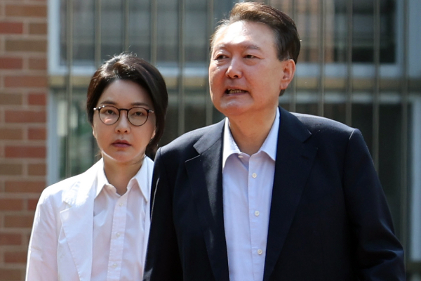 윤석열 전 대통령과 김건희 여사가 비상계엄 선포 직후 부부싸움을 한 것으로 알려졌다. 사진은 윤 전 대통령과 김 여사가 제21대 대통령 선거일인 지난 6월3일 오전 서울 서초구 원명초등학교에 마련된 서초4동 제3투표소에서 투표를 하기위해 이동하고 있는 모습. /사진=뉴스1(공동취재단)