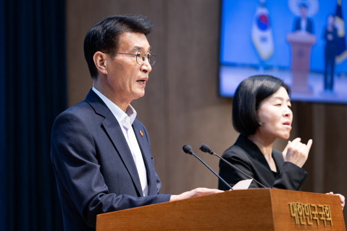 더불어민주당이 제주 4·3사건 당시 강경 진압을 주도한 고 박진경 대령의 국가유공자 지정을 이재명 대통령이 관계부처에 취소 검토를 지시하자 "국민 주권 정부의 분명한 의지를 보여주는 결정"이라고 환영했다. 사진은 지난달 7일 문 대변인이 서울 여의도 국회 소통관에서 브리핑하는 모습. /사진=뉴스1