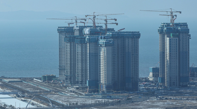 건설경기 악화로 기업들이 조직 슬림화와 세대 교체에 나선 가운데 임원 감축이 이뤄지고 있다. 사진은 인천광역시 연수구 송도신도시의 아파트 공사 현장. /사진=뉴스1