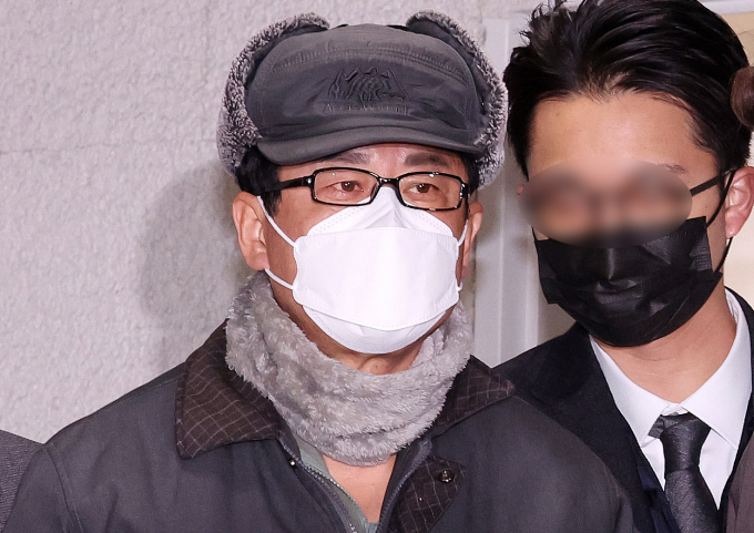 노상원 전 국군정보사령관이 1심에서 징역 2년형을 받았다. 사진은 지난해 12월23일 서울 은평구 서부경찰서에서 검찰로 송치되고 있는 노 전 사령관의 모습. /사진=뉴스1 
