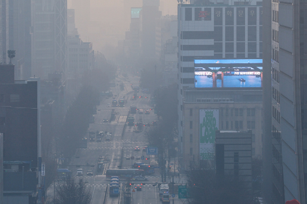 16일 낮 기온이 14도까지 오르겠다. 사진은 초미세먼지 농도가 '나쁨' 수준을 보이고 있는 지난 7일 서울 도심. /사진=뉴스1