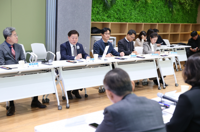 박승원 광명시장이 15일 오후 인생플러스센터 플러스강당에서 열린 ‘광명시 AI 시·산·학 협의체 킥오프’에 참석해 발언하고 있다. /사진제공=광명시