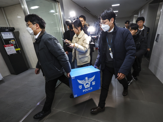 서울경찰청 사이버수사과가 쿠팡의 대규모 개인정보 유출 사고와 관련해 엿새째 압수수색을 진행하고 있다. 경찰은 현재 60% 정도 자료를 확보했고 내일쯤 압수수색을 마무리할 수 있을 것으로 보고 있다. 사진은 지난 9일 서울경찰청 수사관들이 서울 송파구 쿠팡 본사를 방문한 모습. /사진=뉴스1 김진환 기자