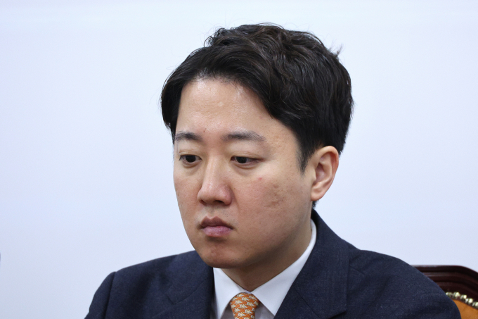 김건희 여사 부부의 공천개입 의혹 등을 수사중인 민중가 특별검사팀이 오는 21일 이준석 개혁신당 대표를 피의자 신분으로 소환해 조사한다. 사진은 15일 이 대표가 서울 여의도 국회에서 열린 개혁신당 최고위원회의에서 자료를 살피는 모습. /사진=뉴스1