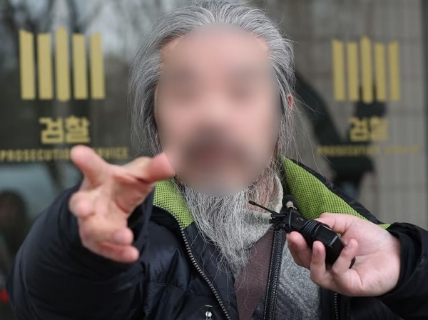 아동 성범죄자 조두순에 대한 신상정보 공개가 종료됐다. 사진은 전자장치 부착 등에 관한 법률 위반 혐의로 불구속 기소된 아동 성범죄자 조두순의 모습. /사진=뉴스1