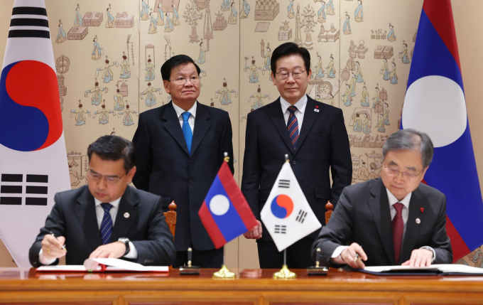이재명 대통령이 15일 한국을 공식 방문한 통룬 시술릿 라오스 국가주석과 정상회담을 갖고 온라인 스캠 등 초국가 범죄 대응을 위한 양국 간 공조를 위한 조약을 체결했다. 사진은 15일 조현 외교부 장관(오른쪽)과 싸이싸나 콧푸톤 라오스 검찰총장이 서울 용산구 대통령실에서 이 대통령과 통룬 주석이 임석한 가운데 형사사법공조 조약을 체결하는 모습. /사진=뉴시스(대통령실통신사진기자단)