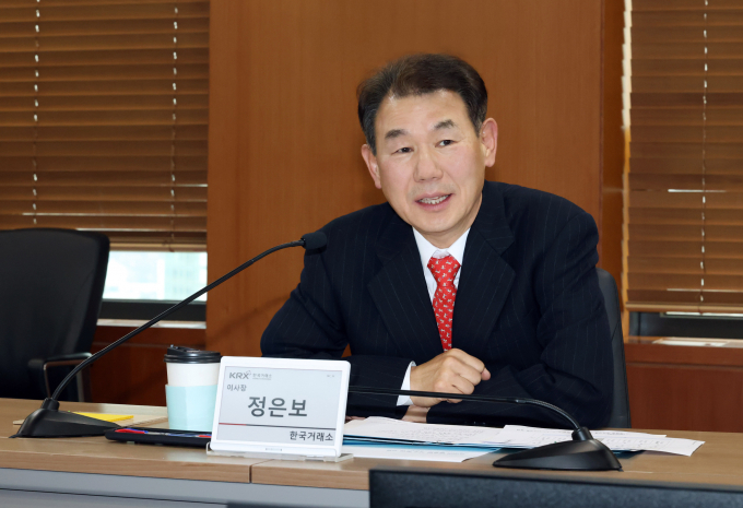 한구거래소 15일 서울 사옥에서 코리아 밸류업 지수 편입기업 간담회를 개최했다. 이날 행사에 앞서 정은보 한국거래소 이사장(사진 맨 왼쪽)이 인사말을 하고 있다./사진=한국거래소
