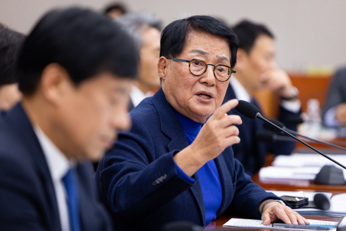 박지원 더불어민주당 의원이 15일 자신의 페이스북에 "헌법의 정교분리 원칙을 파괴한 통일교는 마땅히 해체돼야 한다"고 밝혔다. 사진은 지난달 26일 박 의원이 서울 여의도 국회에서 열린 제429회 국회(정기회) 법제사법위원회 제15차 전체회의에서 정성호 법무부 장관에게 질의하는 모습. /사진=뉴스1