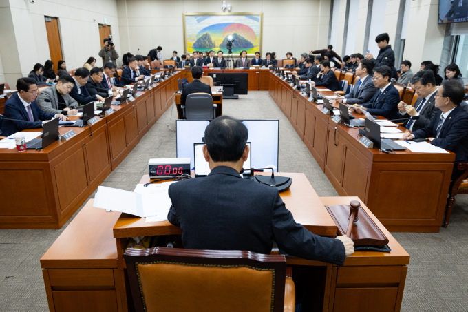 윤한홍 국회 정무위원장이 지난 11월27일 서울 여의도 국회에서 열린 제429회 국회(정기회) 정무위원회 제11차 전체회의에서 의사봉을 두드리고 있다. /사진=뉴스1