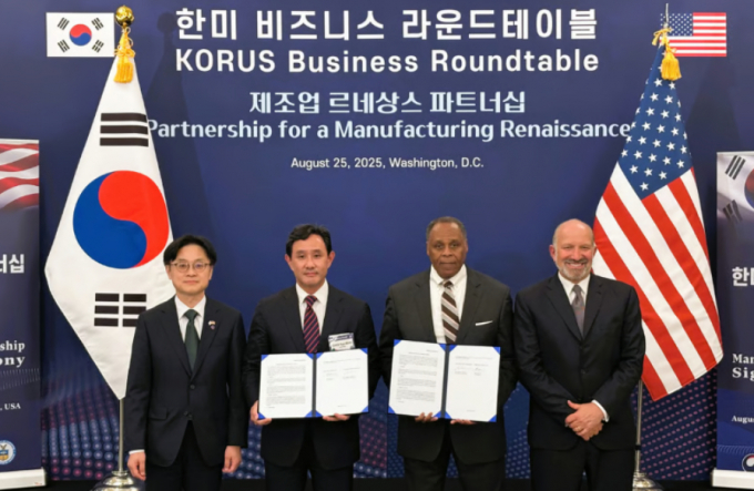 지난 8월25일 김정관 산업통상자원부 장관(왼쪽부터), 최윤범 고려아연 회장, 마이클 윌리엄슨 록히드마틴 인터내셔널 사장, 하워드 러트닉 미국 상무부 장관이 기념 사진을 촬영하고 있다. /사진=고려아연