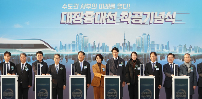 15일 오후 부천시 오정대공원에서 개최한 대장-홍대선 착공기념식에서 김동연 경기도지사(왼쪽에 네 번째)가 조용익 부천시장, 이동환 고양시장 등 주요 관계자들과 착공 기념 세레머니를 진행하고 있다. /사진제공=경기도