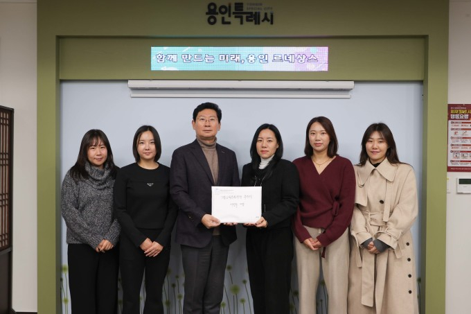 15일 이상일 용인특례시장(왼쪽으로부터 3번째)이 시장실에서 기흥역세권에 거주하는 시민들로부터 사회복지시설 입지 재검토 등의 내용이 담긴 진정서를 받고 있다. /사진제공=용인특레시