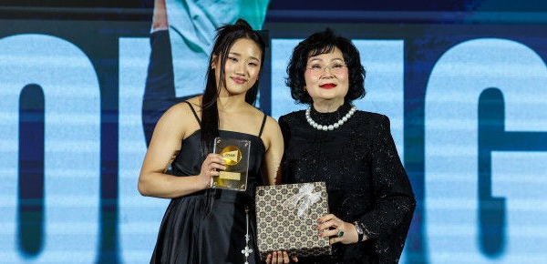 안세영이 세계배드민턴연맹(BWF) 올해의 여자 선수상을 받았다. 사진은 BWF 올해의 여자 선수상을 받는 안세영의 모습. /사진=BWF SNS 캡처