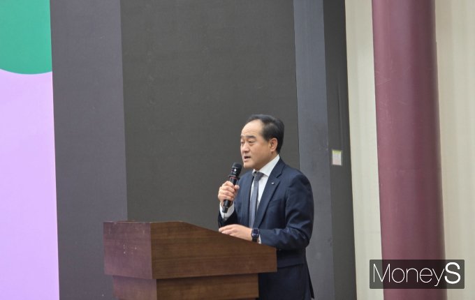   한국 경제가 '회복 없는 저성장'이라는 새로운 위험 구간에 들어섰다는 진단이 나왔다.사진은 16일 오전 서울 여의도 국회에서 열린 경제는 민주당 세미나에서 2026년 한국 경제 환경에 대해 정철 한국경제인협회 연구총괄이 발제에 나선 모습. /사진=김성아 기자