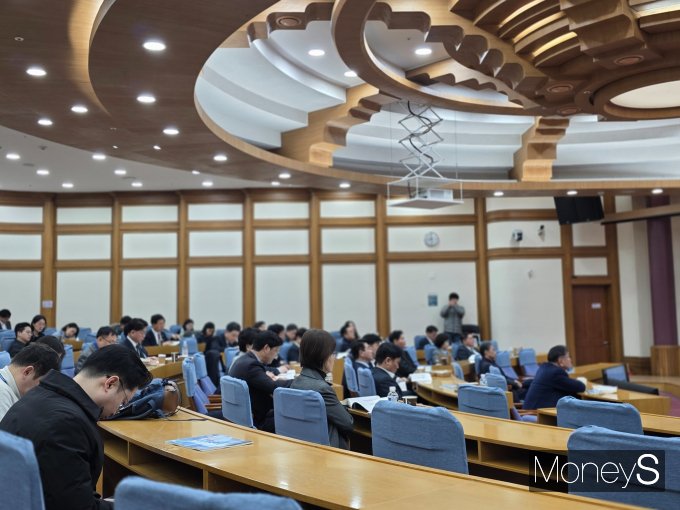  인공지능(AI), 반도체, 바이오, 우주, 양자 기술 분야를 중심으로 미국과 중국의 기술 주도 경쟁력이 빠르게 양극화되고 있다는 점도 주요 위협요인으로 제시됐다. 사진은 16일 오전 서울 여의도 국회에서 세미나 개최된 모습. /사진=김성아 기자