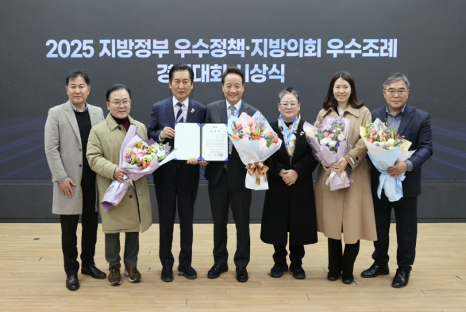 임택 광주광역시 동구청장(왼쪽 네번째)이 지난 14일 국회의원회관에서 열린 2025 지방정부 우수정책 경진대회에서 최우수상을 받은 뒤 기념촬영을 하고 있다/사진=사진=광주 동구
