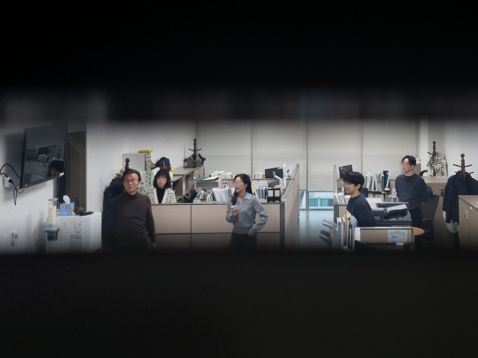 경찰이 통일교의 정치권 불법 자금 지원 의혹과 관련해 통일교 시설과 정치권, 특검 사무실 등 약 15시간에 걸쳐 전방위적인 압수수색을 진행했다. 사진은 지난 15일 통일교 금품 수수 의혹을 받는 전재수 더불어민주당 의원(전 해양수산부 장관)이 서울 여의도 국회 의원회관 내 자신의 사무실에서 경찰의 압수수색을 지켜보는 모습. /사진=뉴시스