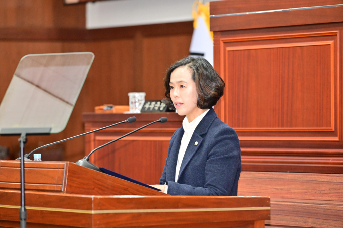 박근혜 김천시의원이 15일 열린 제256회 김천시의회 제2차 정례회 시정질문에서 문화·관광 통합 컨트롤타워의 필요성을 언급하며 ‘김천문화관광재단’ 설립 필요성에 대해 배낙호 김천시장을 상대로 질의하고 있다./사진제공=김천시의회