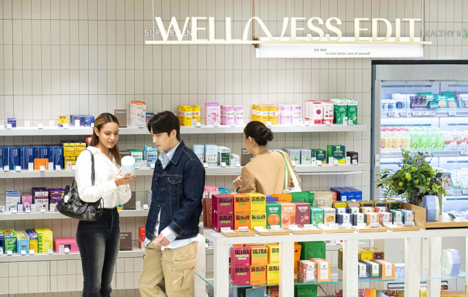  올리브영이 2026년 1분기 중 웰니스 큐레이팅 플랫폼 '올리브베러'(Olive Better)를 론칭하고 국내 웰니스 시장 선점에 나선다. 사진은 '올리브영N 성수' 매장의 '웰니스 에딧'관에서 국내외 고객들이 쇼핑하는 모습. /사진=CJ올리브영