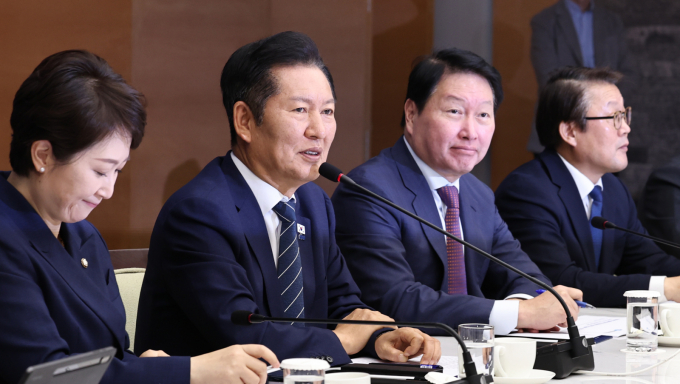 정청래 더불어민주당 대표가 지난 9월8일 오전 서울 중구 대한상공회의소에서 열린 최태원 대한상의 회장 등 기업인들과의 정책 간담회에서 인사말을 하고 있다. / 사진=뉴스1 구윤성 기자 /사진=(서울=뉴스1) 구윤성 기자